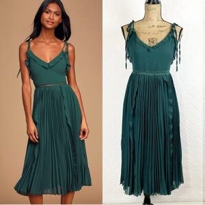 M - NWOT Lulus Never a Dull‎ Moment Emerald Green Tie-Strap Pleated Midi Dress
